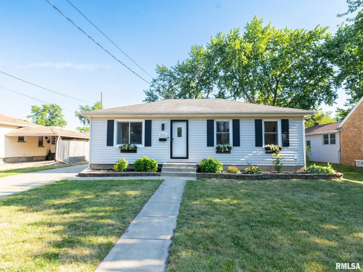 904 Monroe Street, Pekin, IL 61554 - #1