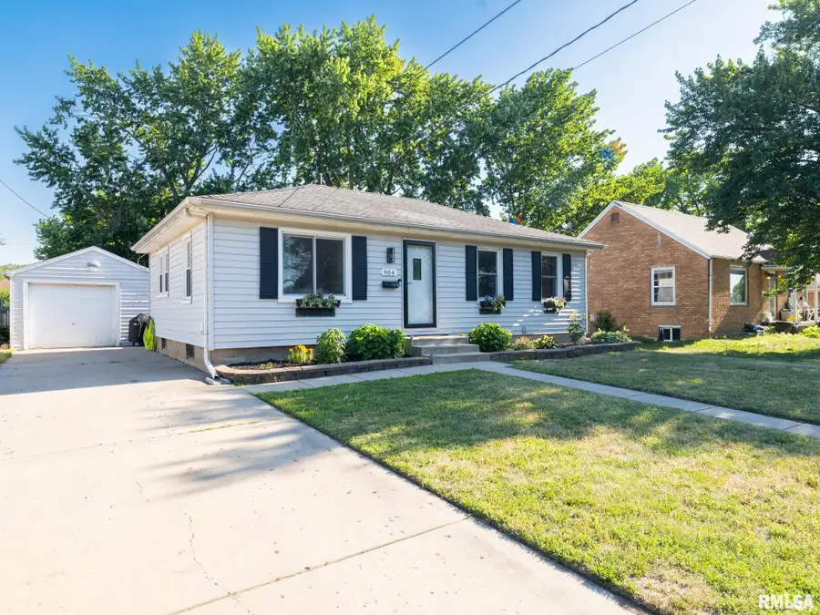 904 Monroe Street, Pekin, IL 61554 - #2