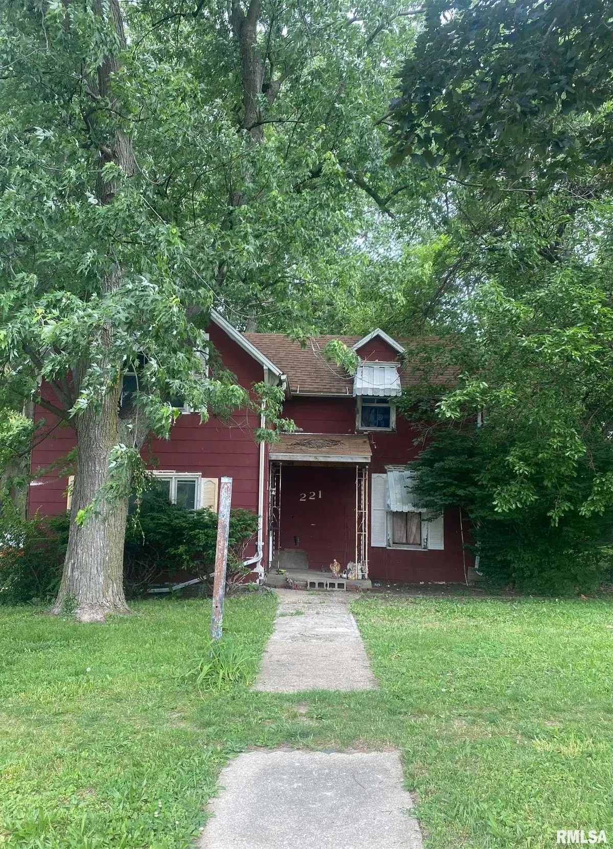221 W Pine Street, Canton, IL 61520 - #1