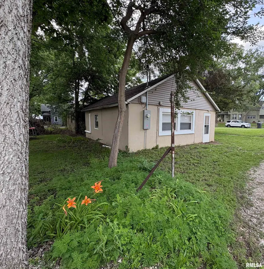 813 N 11th Street, Pekin, IL 61554 - #3