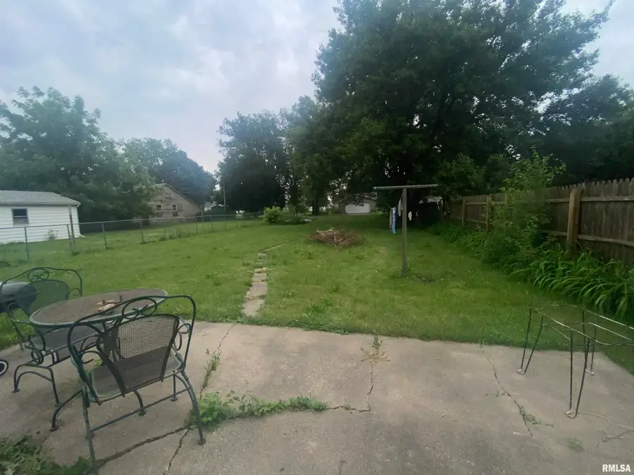 835 S 1st Avenue, Canton, IL 61520 - #2