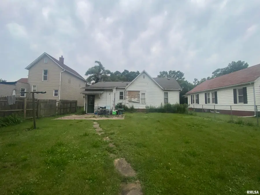 835 S 1st Avenue, Canton, IL 61520 - #3