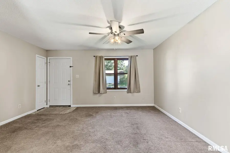 1303 W Prairie Street, Marion, IL 62959 - #3