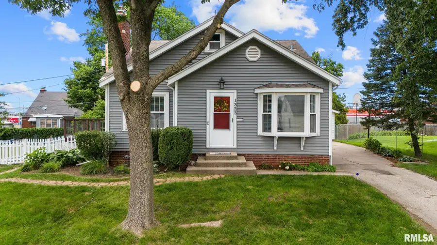 1323 W Circle Road, Peoria, IL 61604 - #2