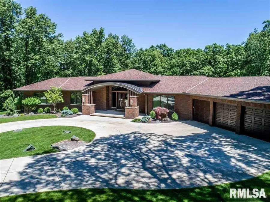 440 Linden Street, Pekin, IL 61554 - #2