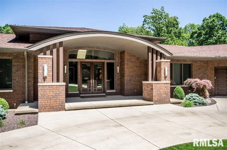 440 Linden Street, Pekin, IL 61554 - #3