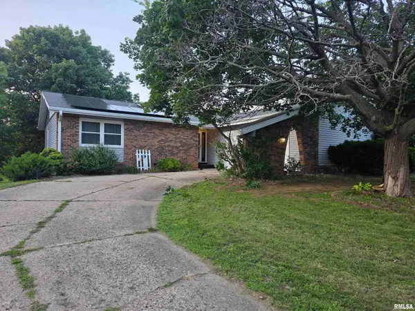 2122 Highwood Avenue, Pekin, IL 61554