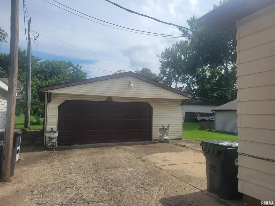 332 Herman Street, Pekin, IL 61554 - #3