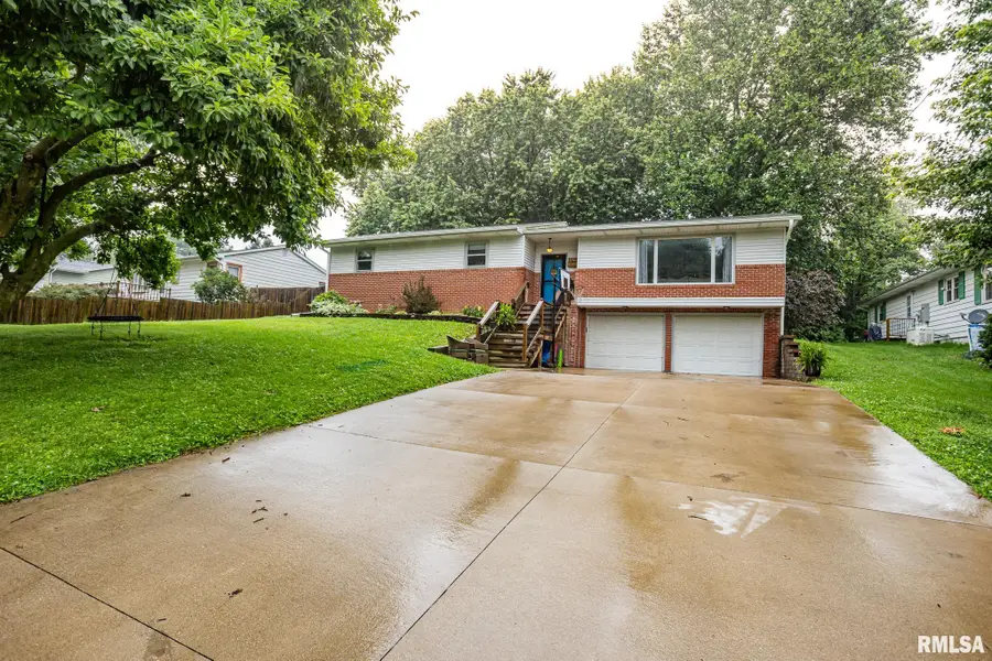 812 N 10th Street, Monmouth, IL 61462 - #2