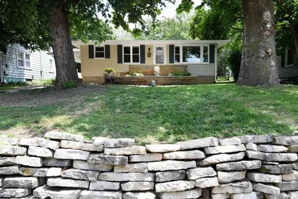 704 E Shore Drive, Pekin, IL 61554