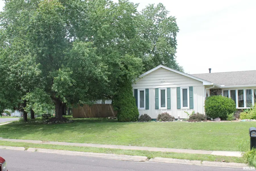 301 Maple Park Drive, Pekin, IL 61554 - #2