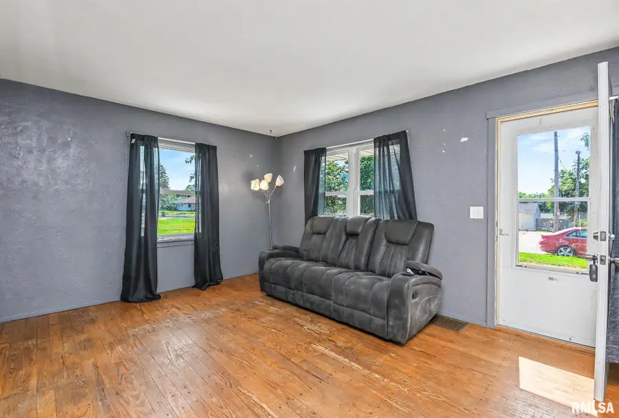 1412 N 11th Street, Pekin, IL 61554 - #2
