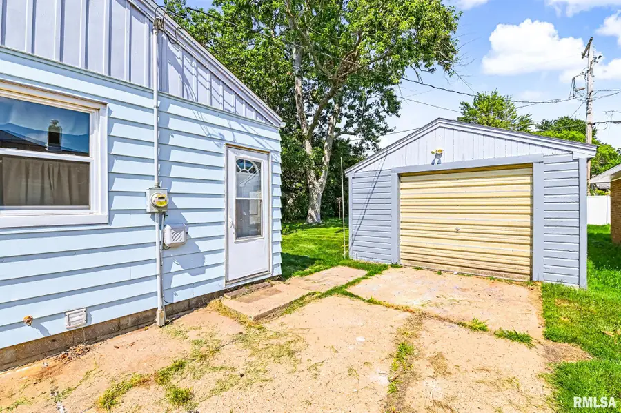 1412 N 11th Street, Pekin, IL 61554 - #3