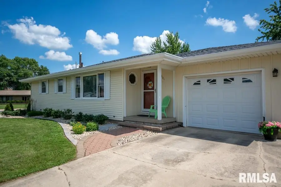 801 W Randolph Street, Roanoke, IL 61561 - #2