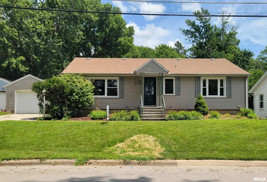 708 E Shore Drive, Pekin, IL 61554 - #2