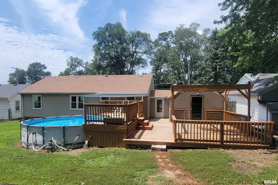 708 E Shore Drive, Pekin, IL 61554 - #3