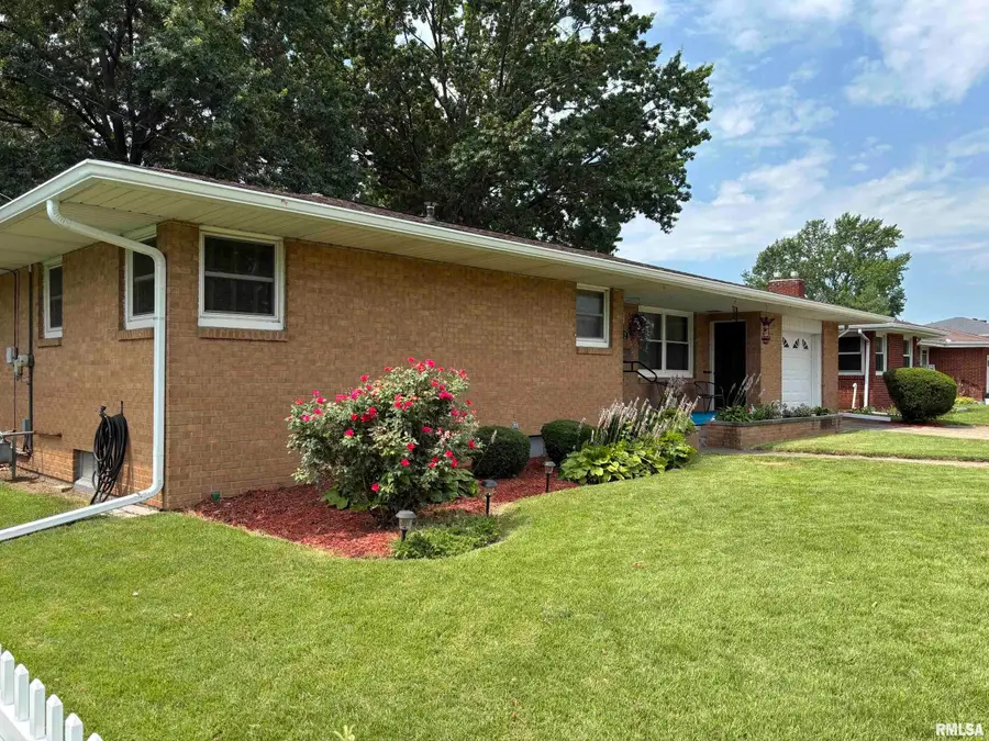 402 Sheridan Road, Pekin, IL 61554 - #2