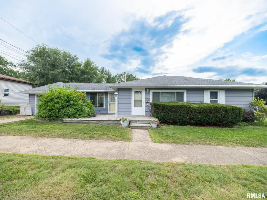 1705 N 12th Street, Pekin, IL 61554 - #2