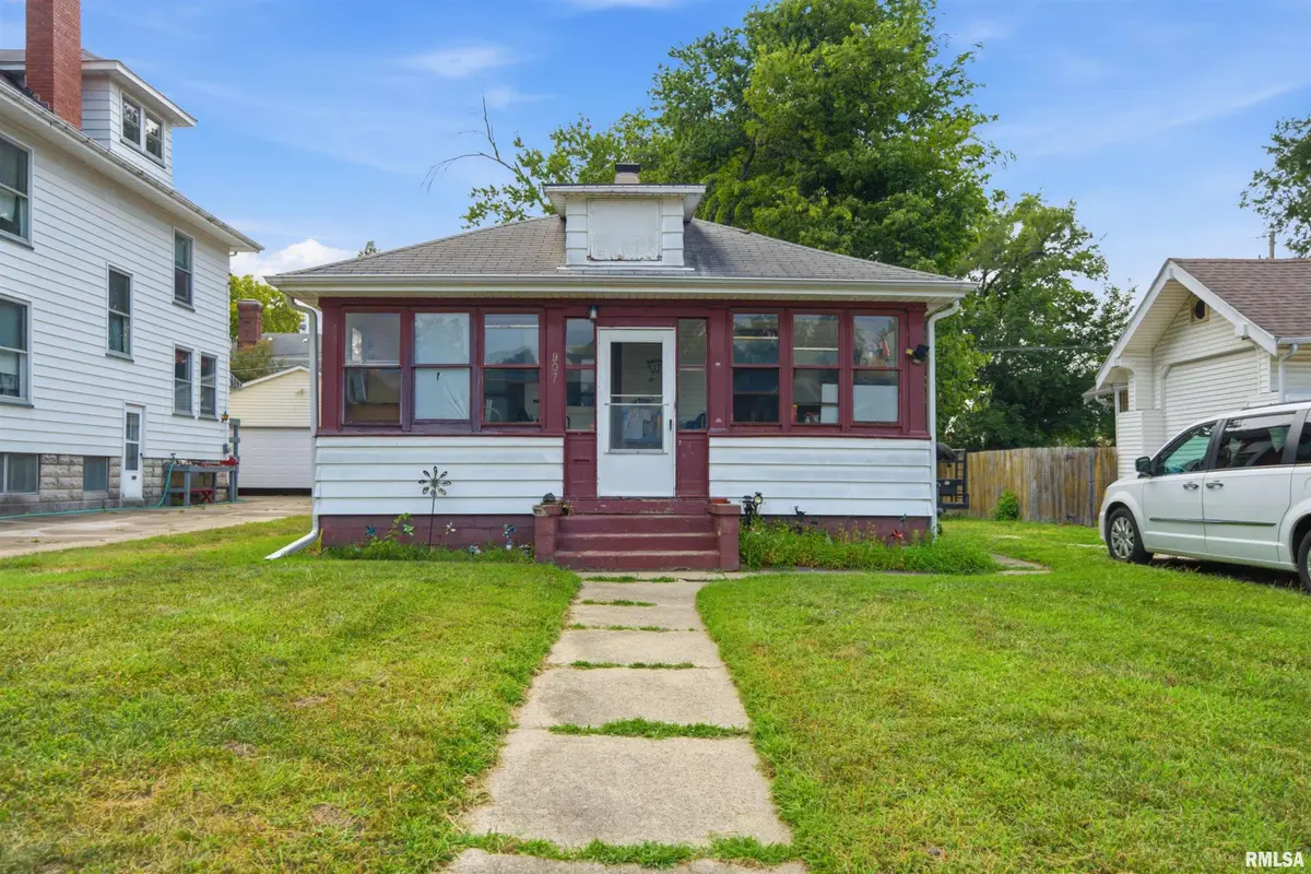 907 N 4th Street, Pekin, IL 61554 - #1
