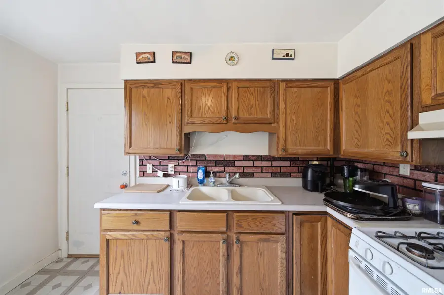 907 N 4th Street, Pekin, IL 61554 - #3