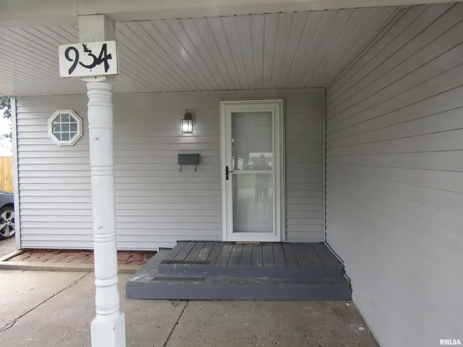 954 E Locust Street, Canton, IL 61520 - #2