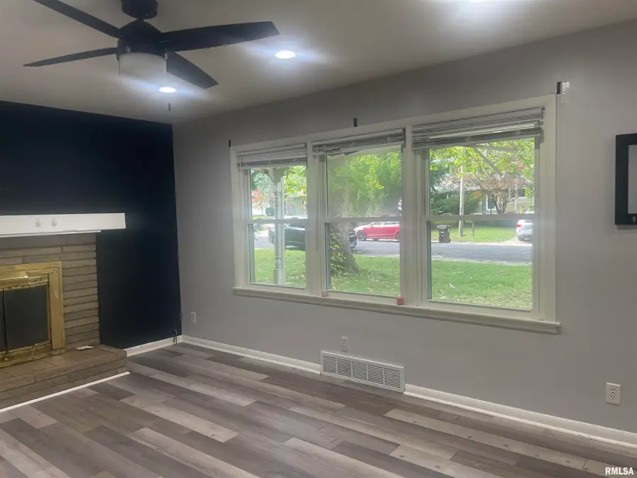 210 W Clara Avenue, Peoria, IL 61614 - #3