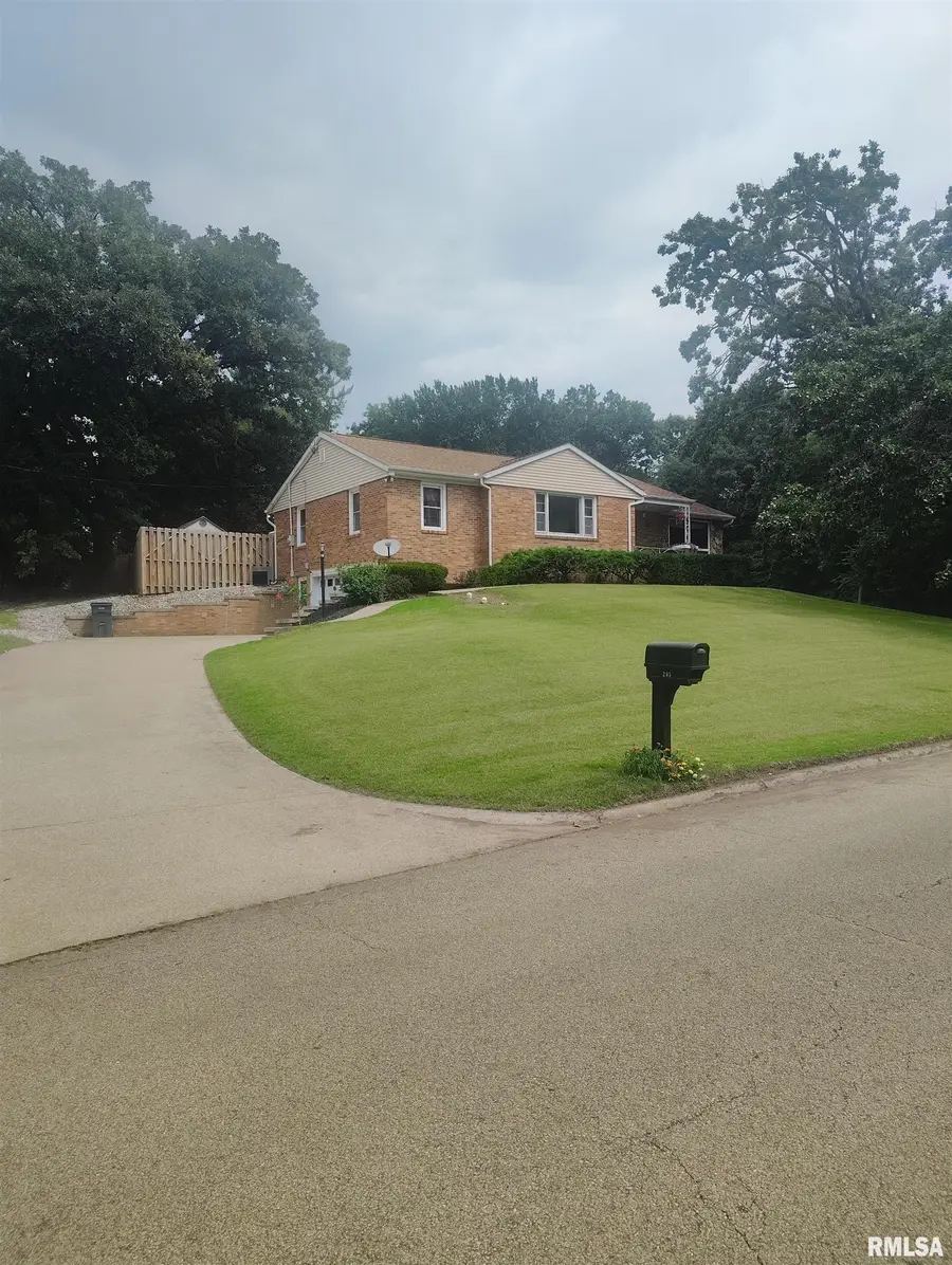 205 N Sycamore Terrace, Canton, IL 61520 - #2