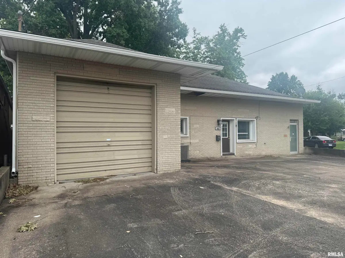 803 W Hendrickson Street, Marion, IL 62959 - #1