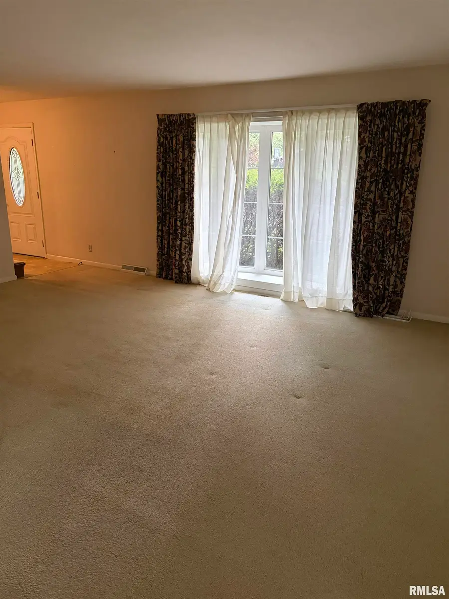 2608 N Kingston Drive, Peoria, IL 61615 - #2