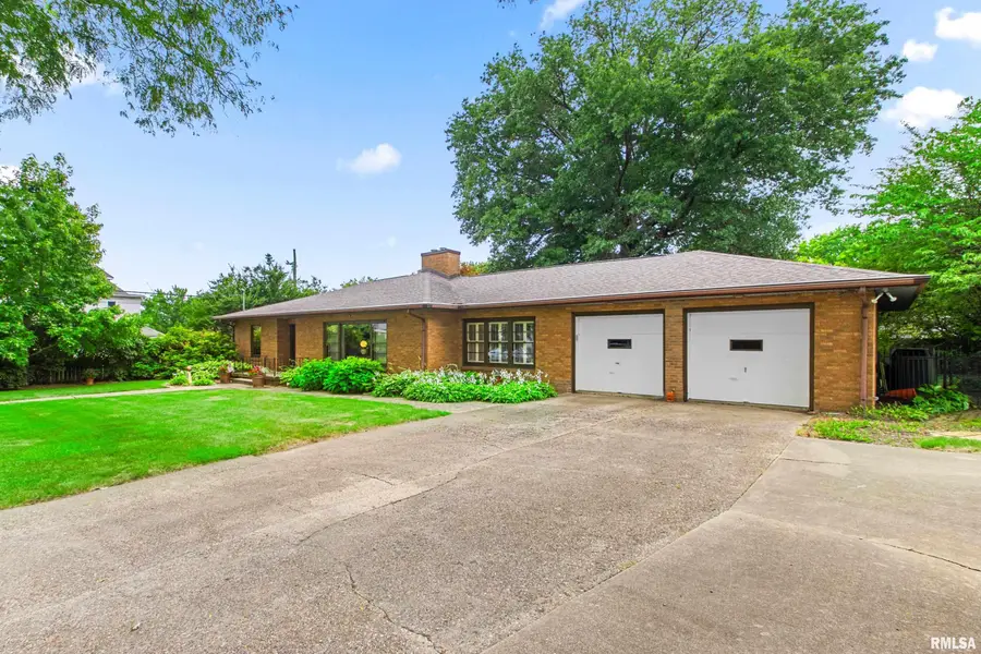 24 S Avenue C Street, Canton, IL 61520 - #3