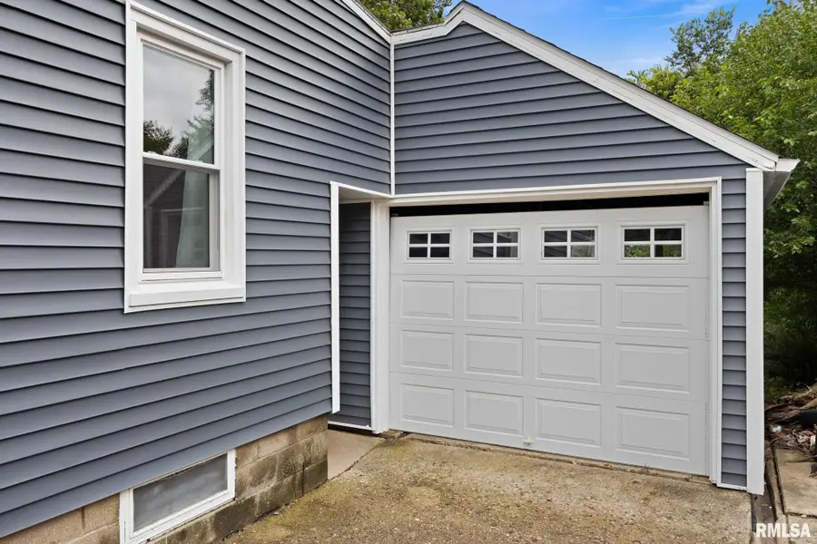 306 N Lawndale Avenue, Washington, IL 61571 - #3