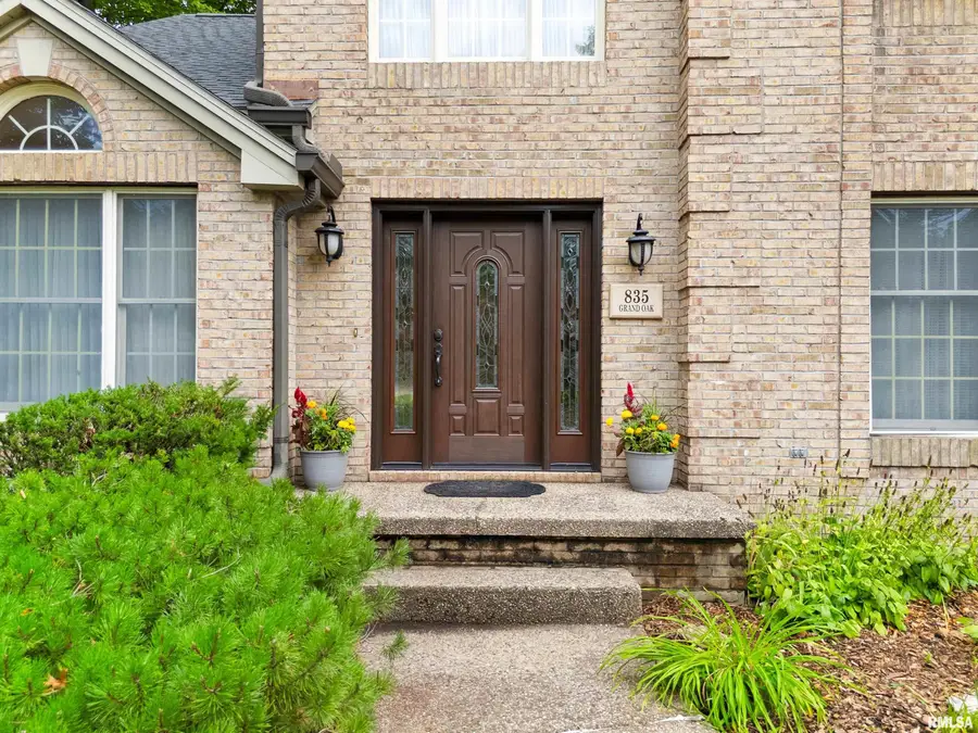 835 W Grand Oak Drive, Peoria, IL 61615 - #2