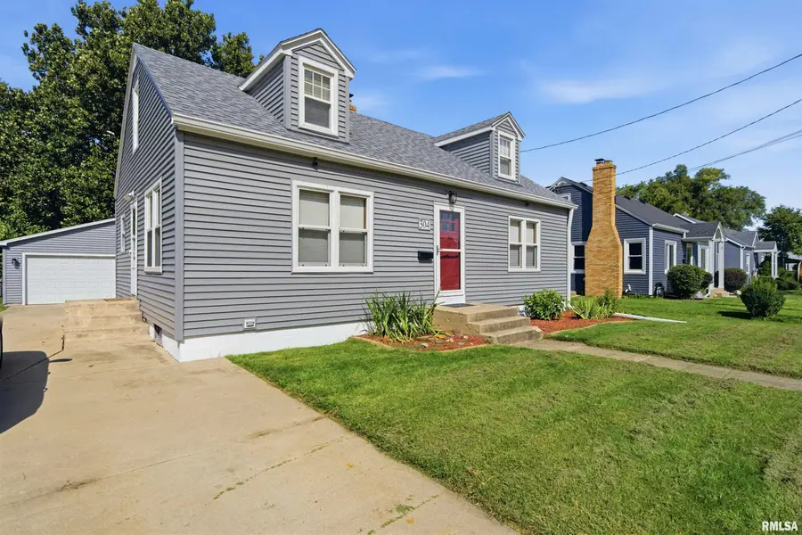 304 N Lawndale Avenue, Washington, IL 61571 - #3