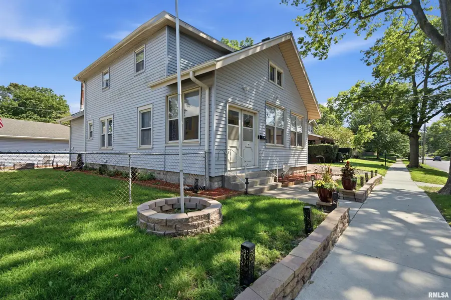 606 S 10th Street, Pekin, IL 61554 - #3