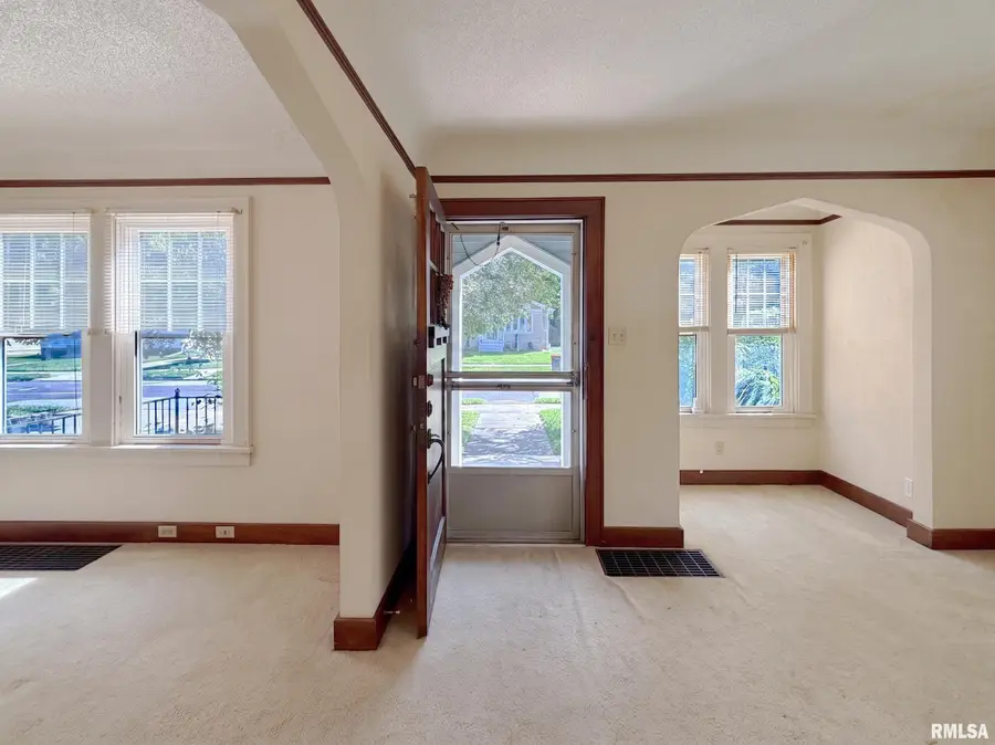 1119 S 6th Street, Pekin, IL 61554 - #3