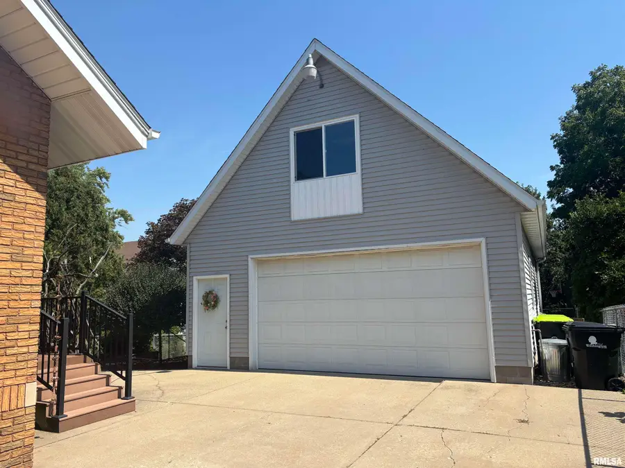 209 S Market Street, Washington, IL 61571 - #3