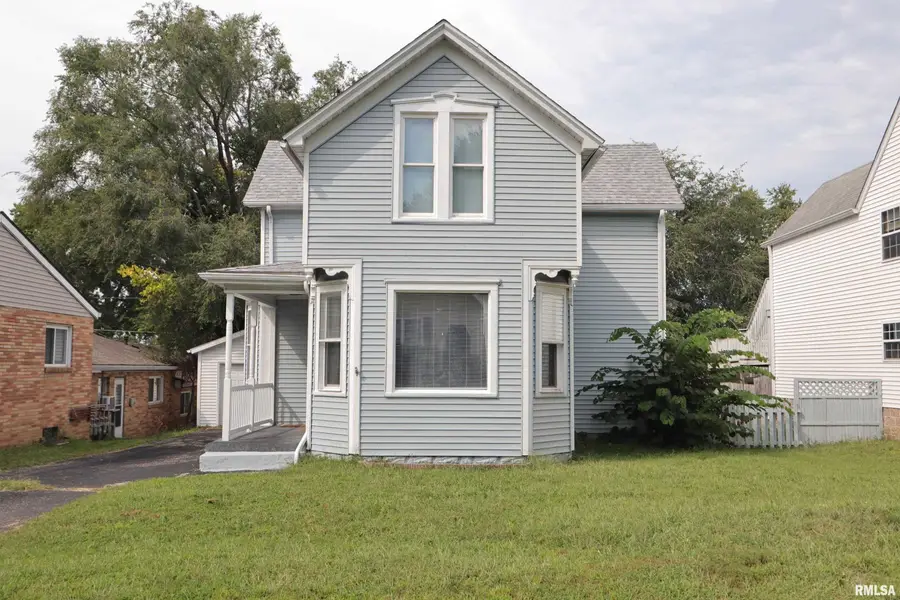 915 Hamilton Street, Pekin, IL 61554 - #3