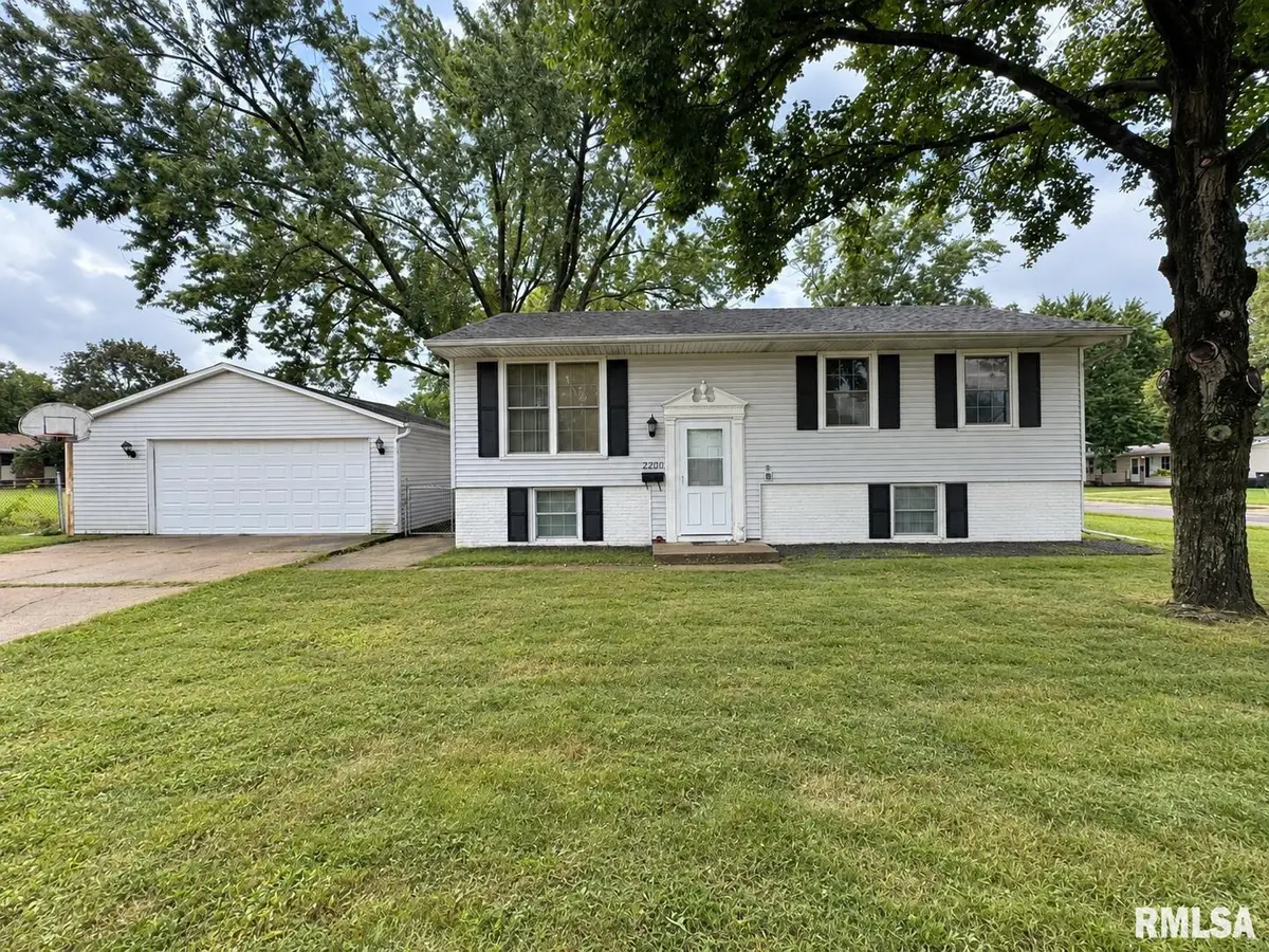 2200 Dominion Avenue, Pekin, IL 61554 - #1