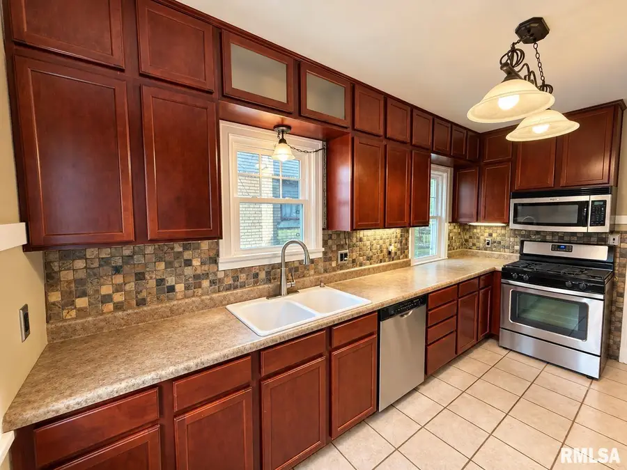 823 W Meadows Place, Peoria, IL 61604 - #3