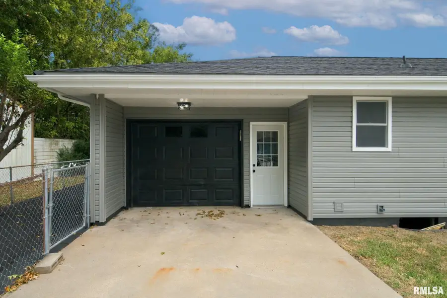906 N Logan Street, Marion, IL 62959 - #3