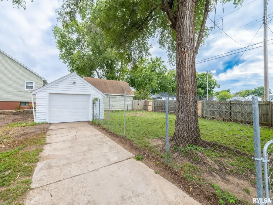 708 Derby Street, Pekin, IL 61554 - #2