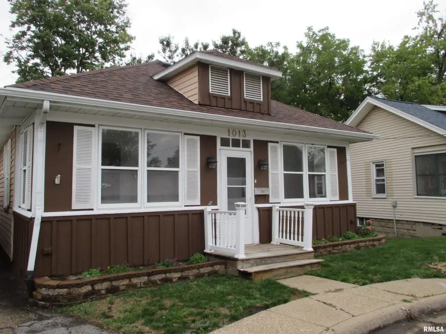 1013 S 8th Street, Pekin, IL 61554 - #2