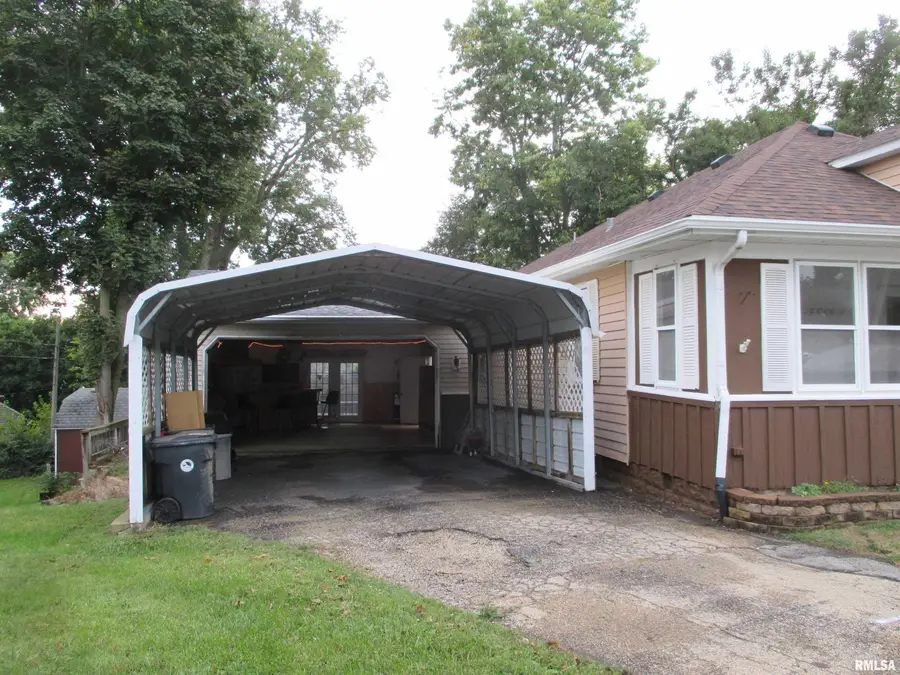 1013 S 8th Street, Pekin, IL 61554 - #3