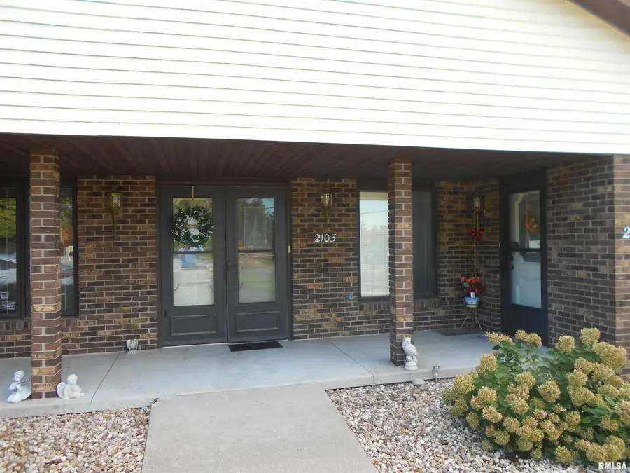 2105 Maple Avenue, Macomb, IL 61455 - #2