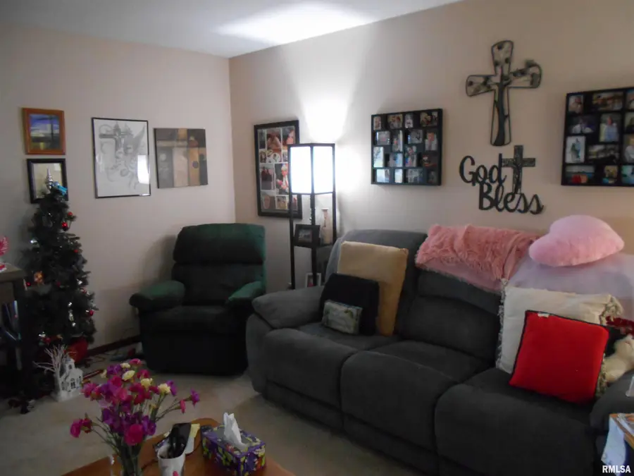 2105 Maple Avenue, Macomb, IL 61455 - #3