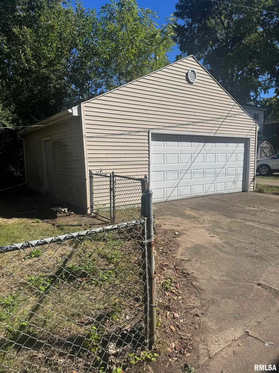 612 Hillyer Street, Pekin, IL 61554 - #3