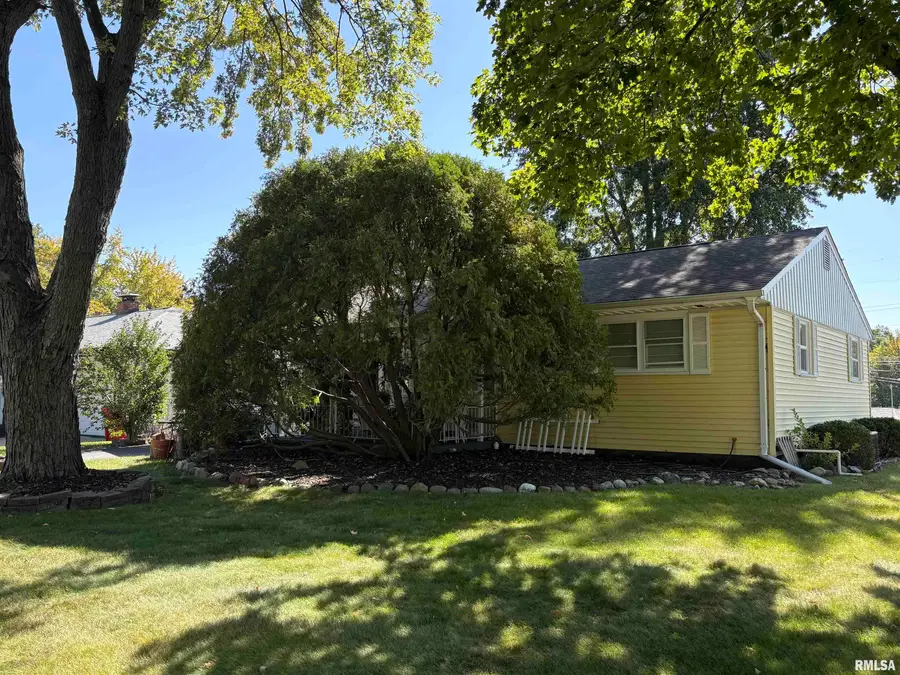 916 E Highland Place, Peoria Heights, IL 61616 - #2