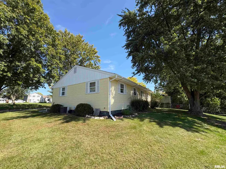 916 E Highland Place, Peoria Heights, IL 61616 - #3