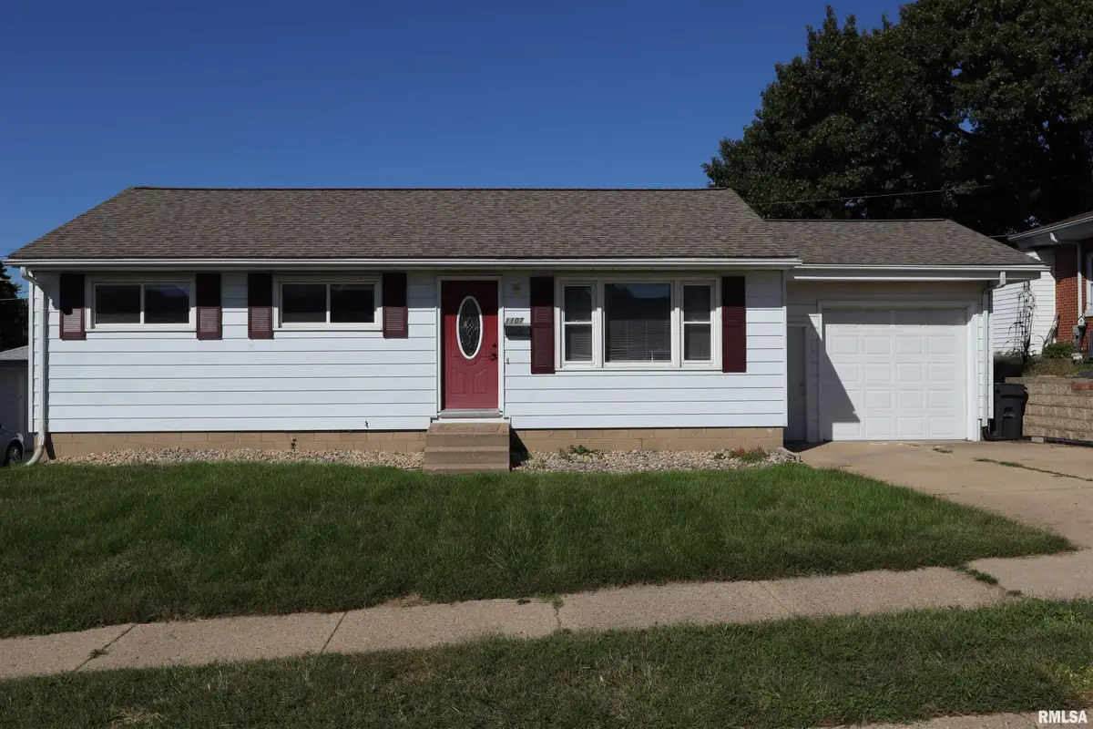 1107 Lincoln Street, Pekin, IL 61554 - #1