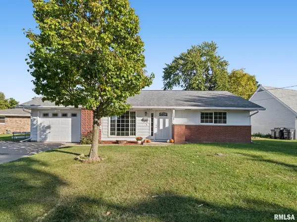1704 Saint Clair Drive, Pekin, IL 61554